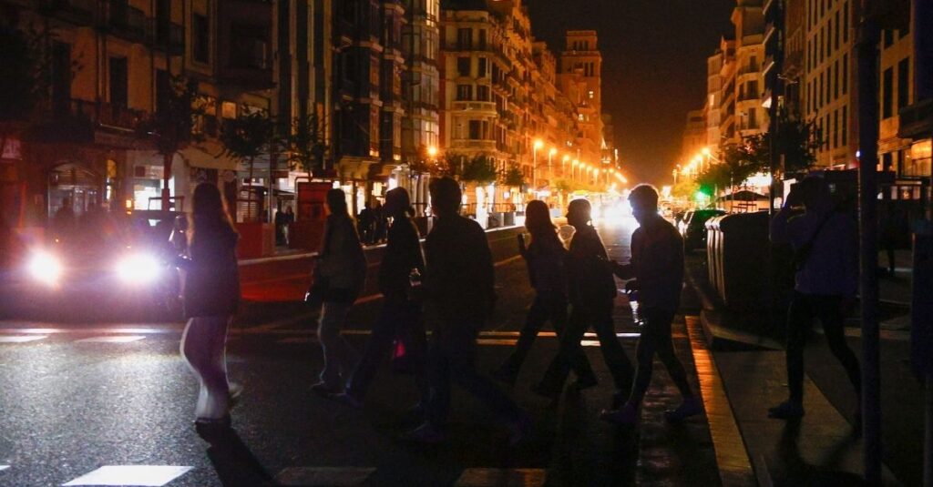 Calle de Barcelona sin iluminación durante el apagón eléctrico de abril de 2025